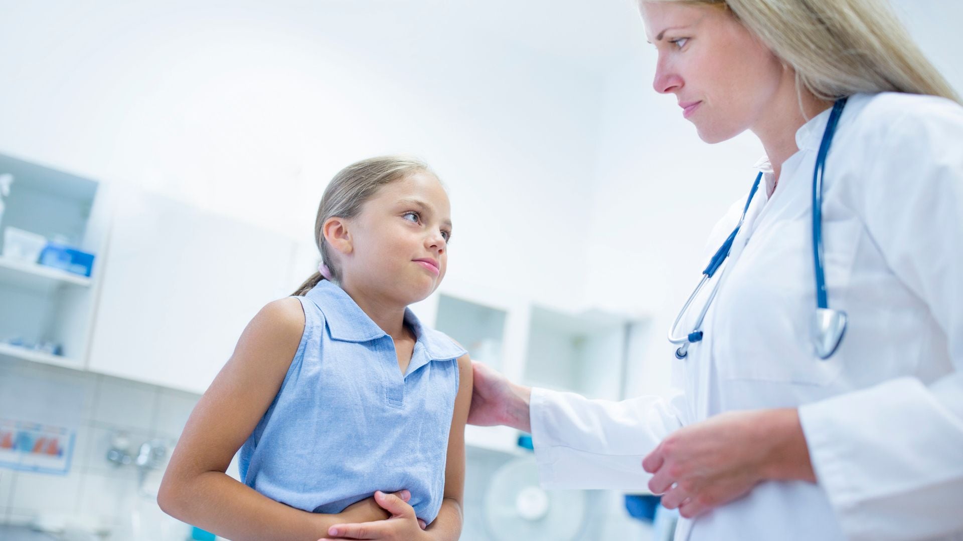 Niña en la consulta del pediatra