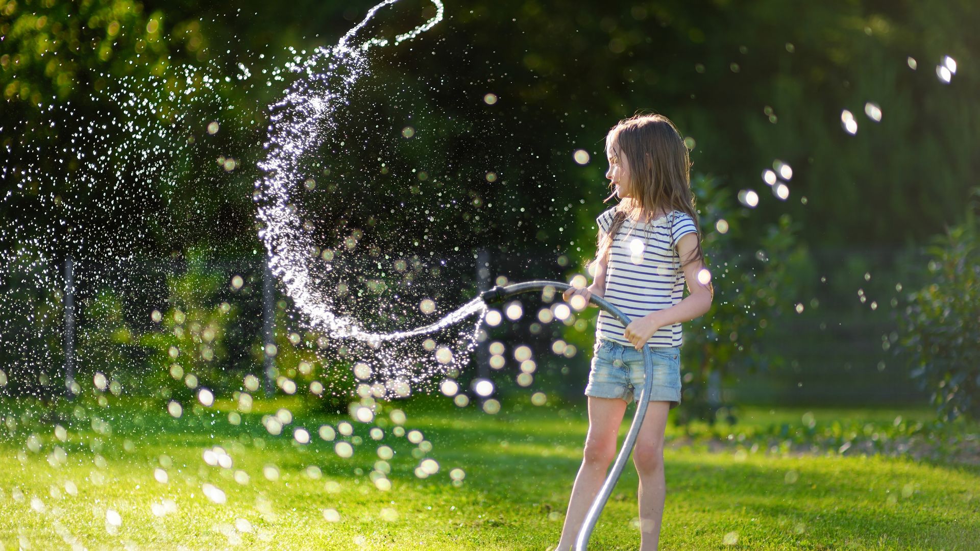 No necesitas piscina en casa: 10 actividades de agua con niños para combatir el calor en verano