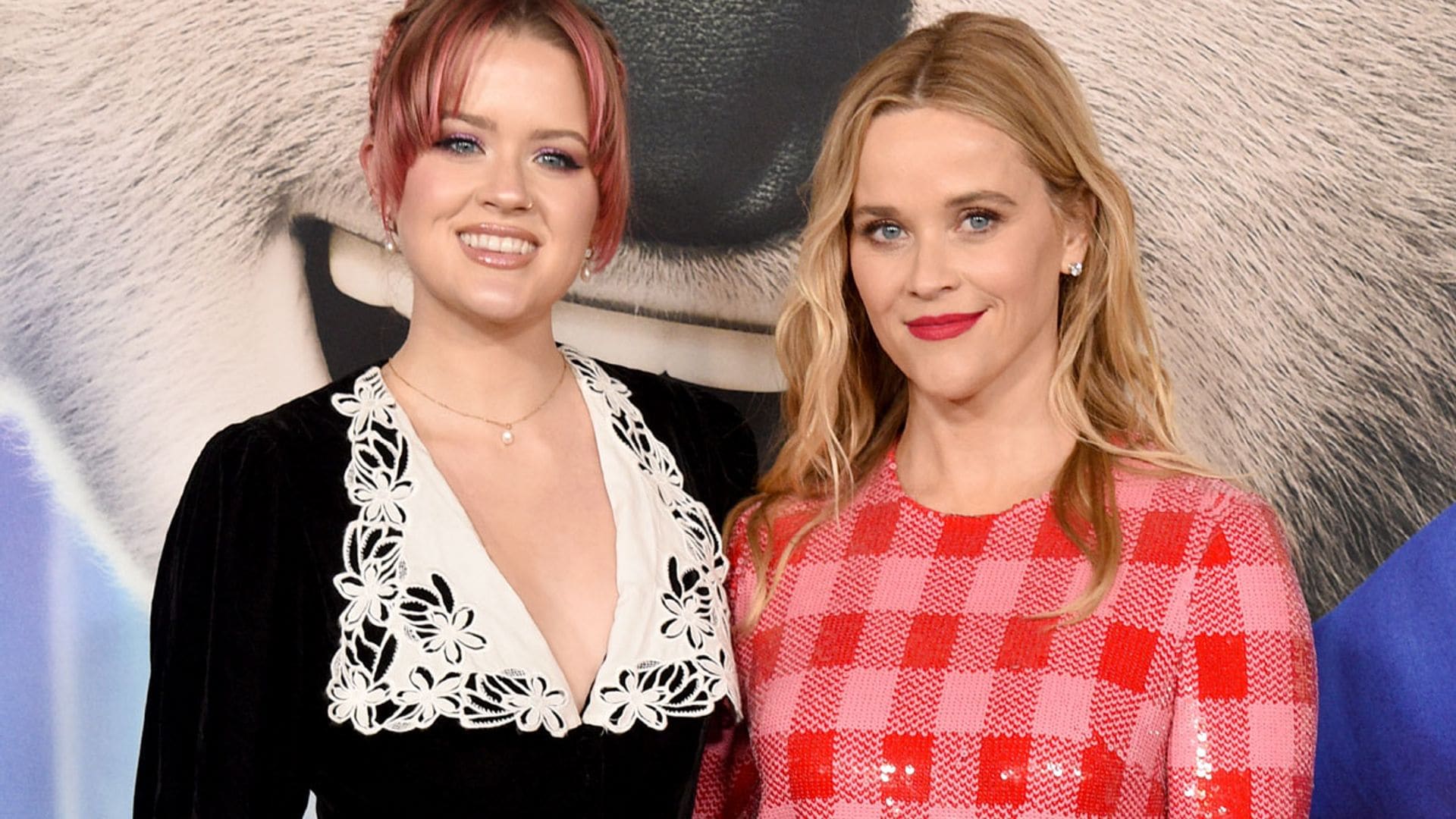 Lentejuelas vs terciopelo: Reese Witherspoon y su hija Ava Phillippe con el minivestido ideal para llevar a los 20 y a los 40