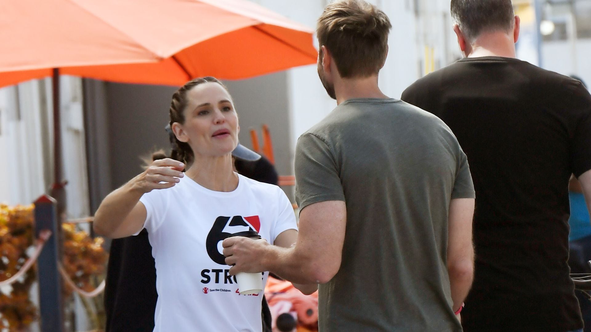 Jennifer Garner y su novio John Miller protagonizaron un romántico beso en público luego de que la actriz participara en una carrera benéfica en Santa Mónica