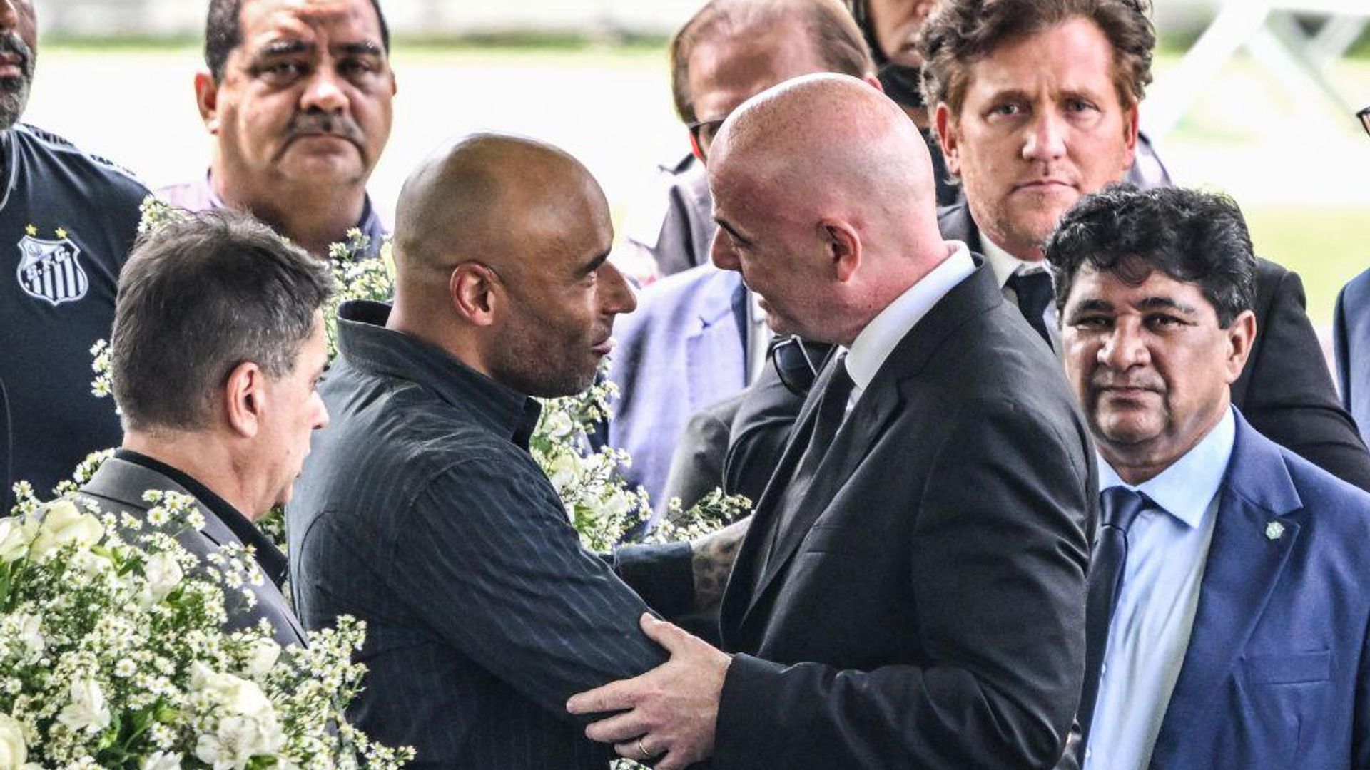 Miles de fans dan el último adiós a Pelé en el estadio del Santos en Brasil