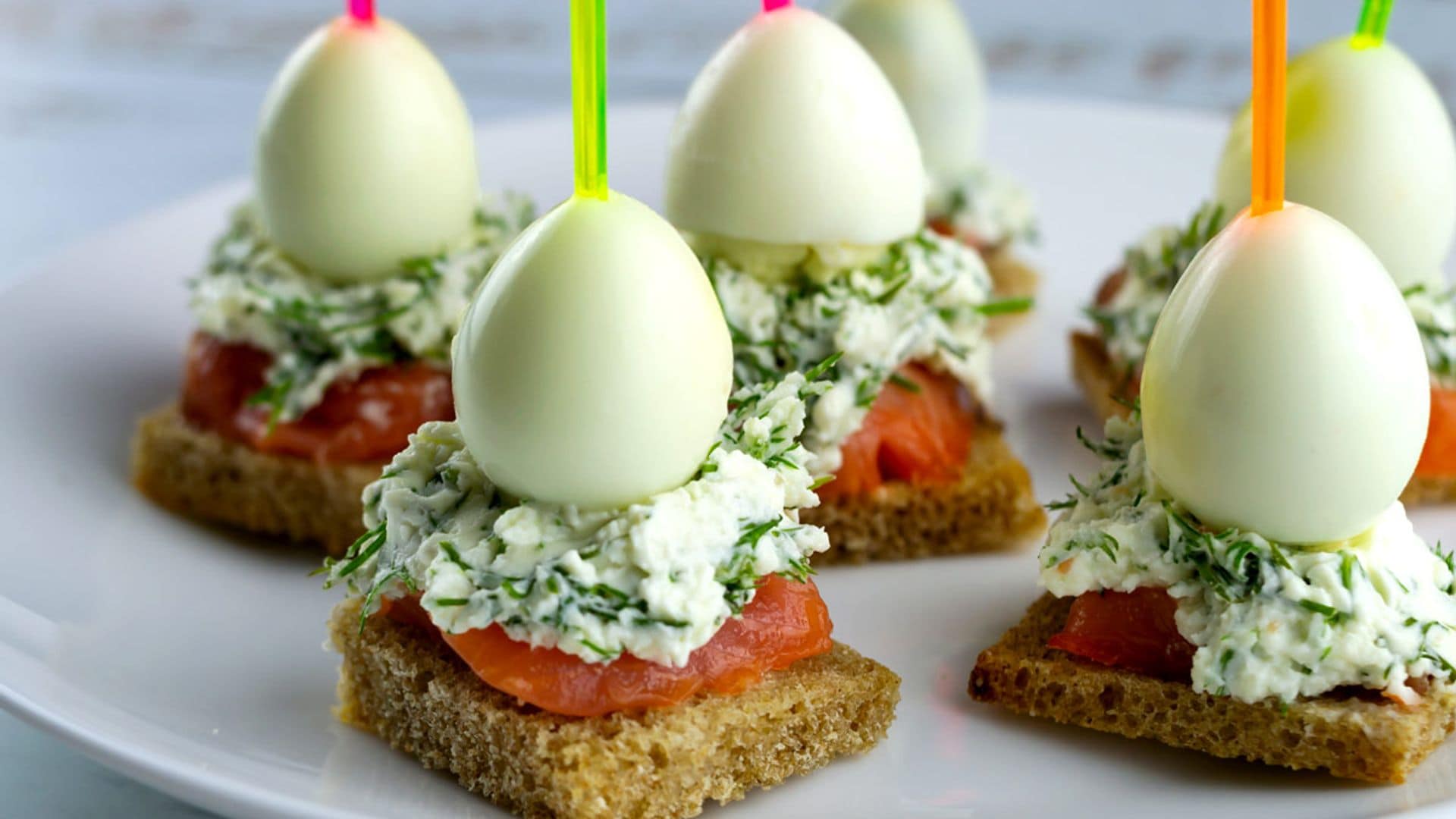 Canapé de salmón y huevo de codorniz
