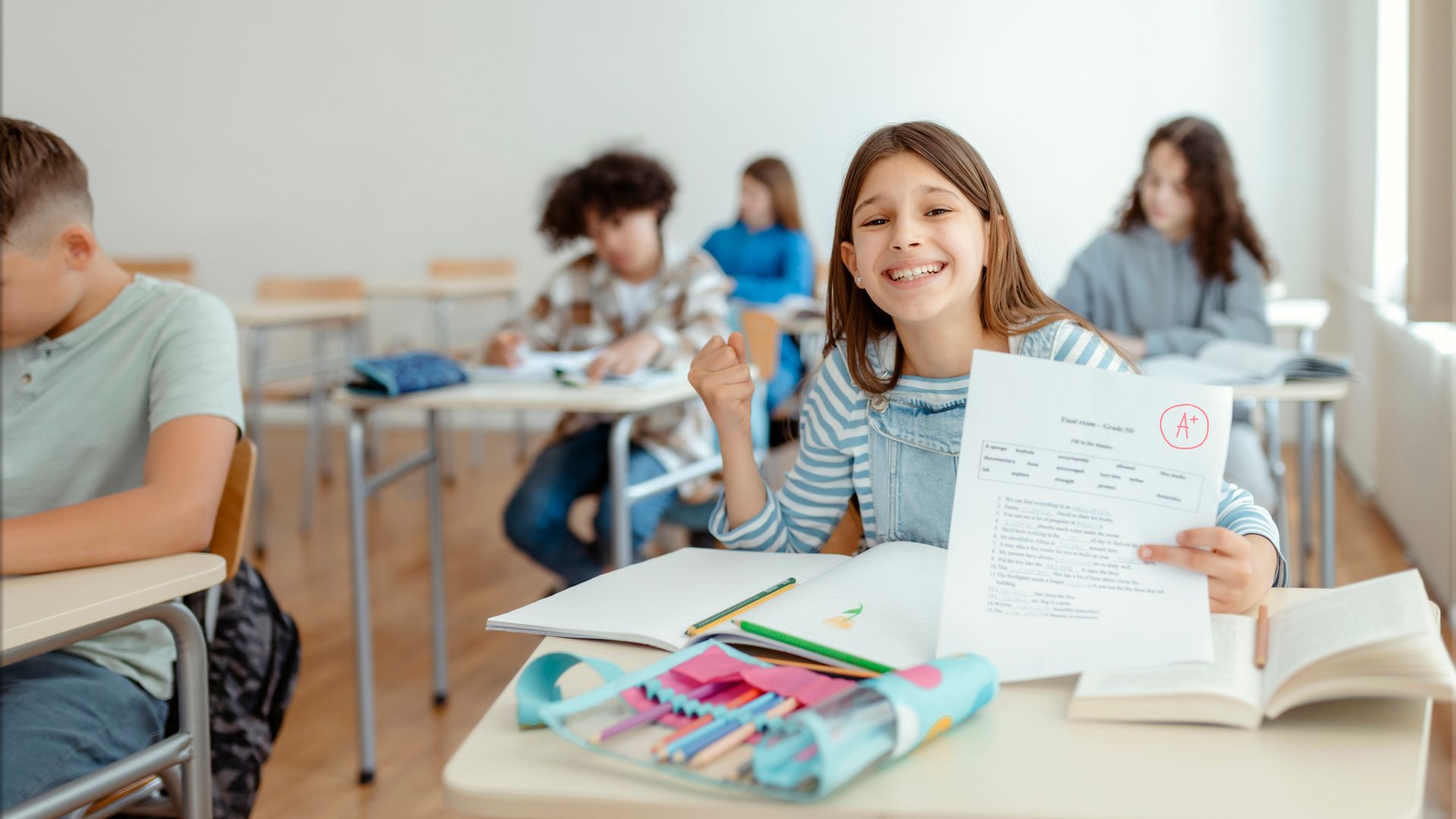Cómo evitar que las comparaciones por las notas dañen la autoestima de los niños, según dos expertas en educación