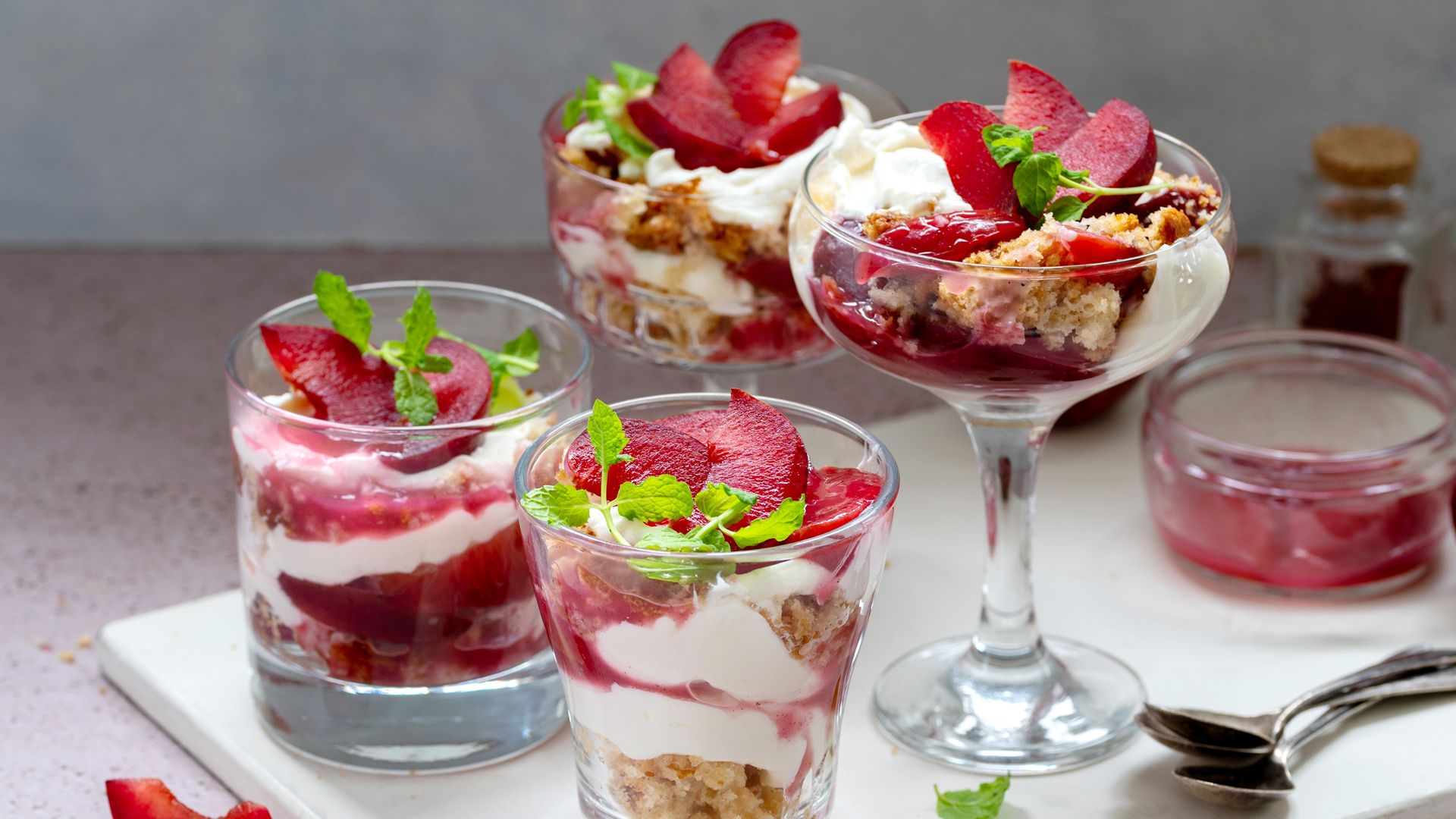 Trifle de ciruelas rojas y nata.