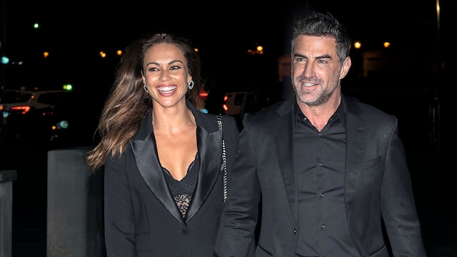 Sobre estas líneas, Lara, espectacular con esmoquin negro, y Perico, del mismo color, fotografiados cuando se dirigían a la fiesta de cumpleaños del piloto, en Madrid