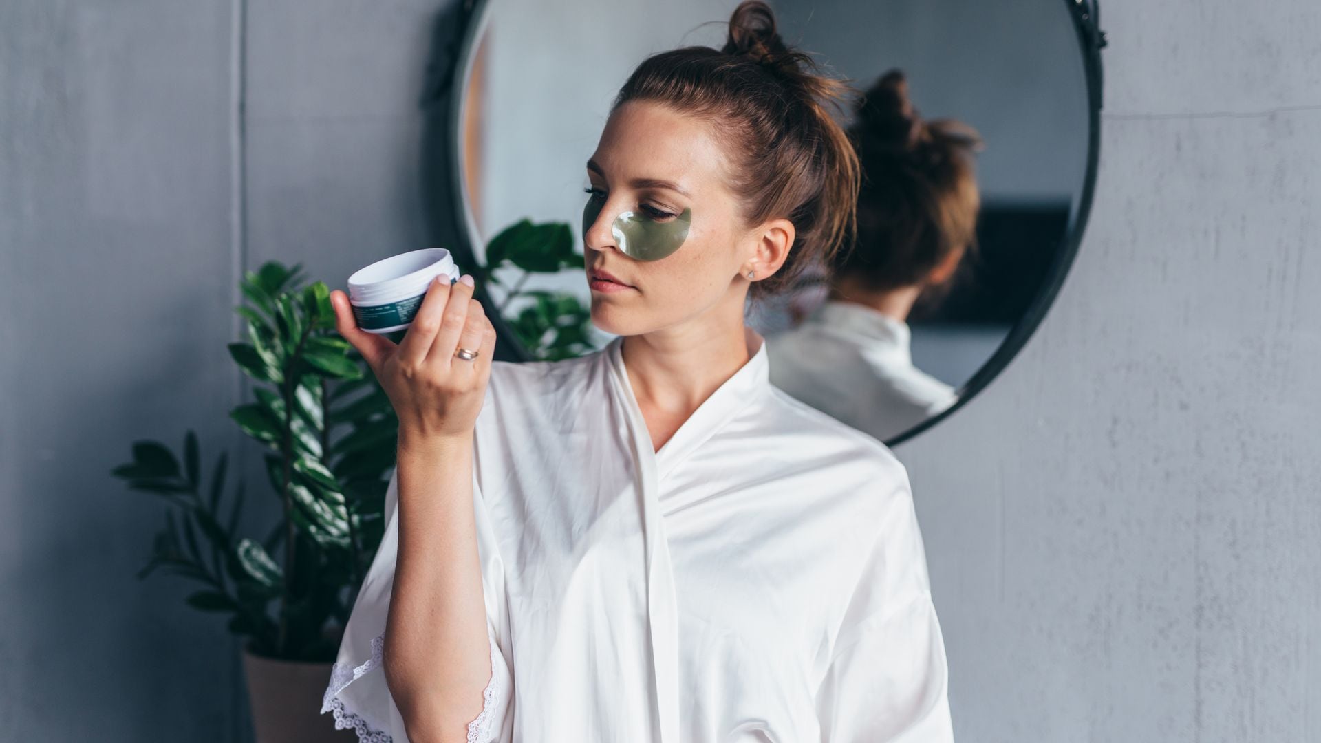 Mujer leyendo la etiqueta de un producto cosmético