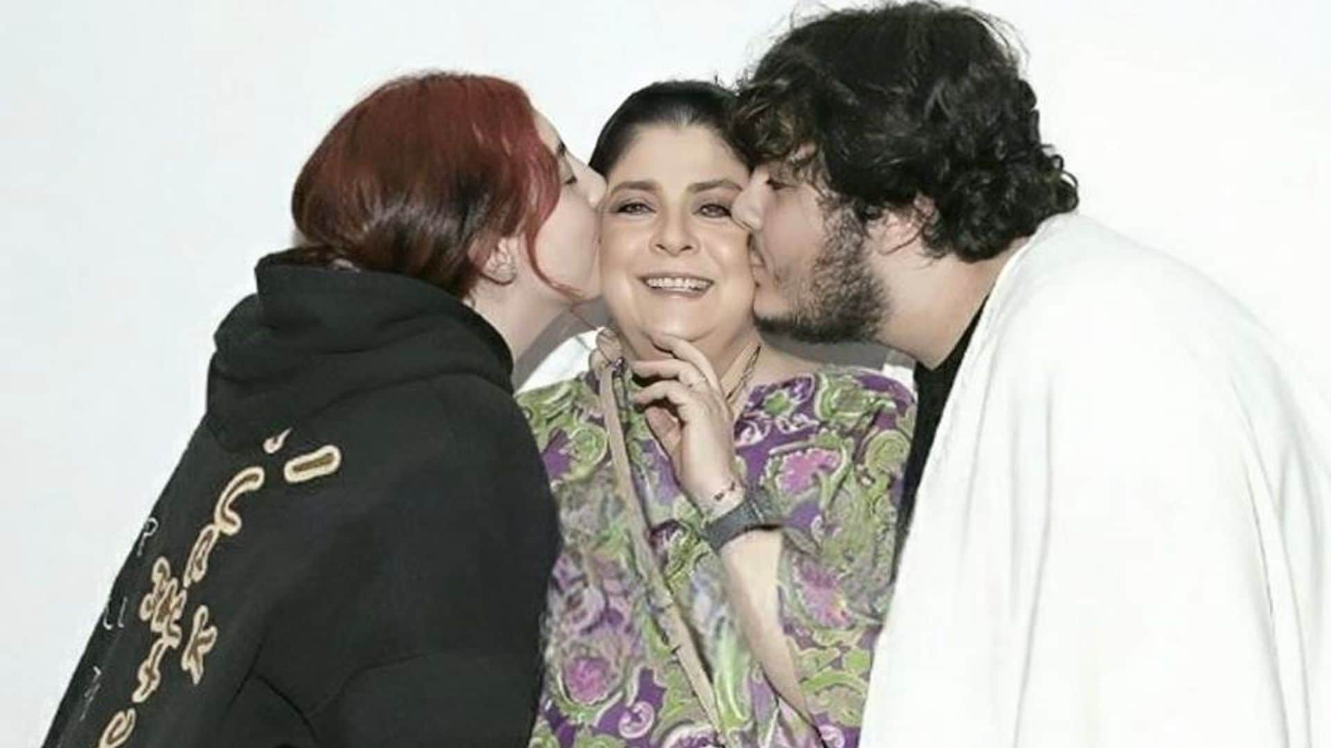 Como pocas veces, Victoria Ruffo posa junto a sus hijos de 19 años, Vicky y Anuar