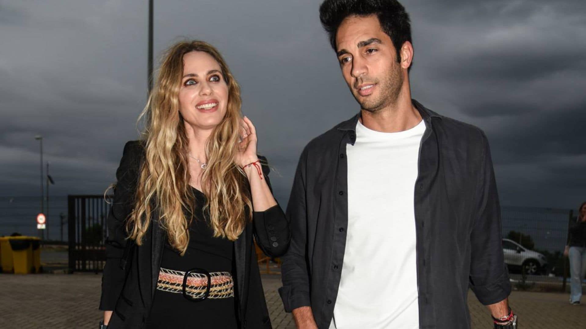 Vanesa Romero y Santi Burgoa derrochan amor en el concierto de Manuel Carrasco y zanjan los rumores de crisis