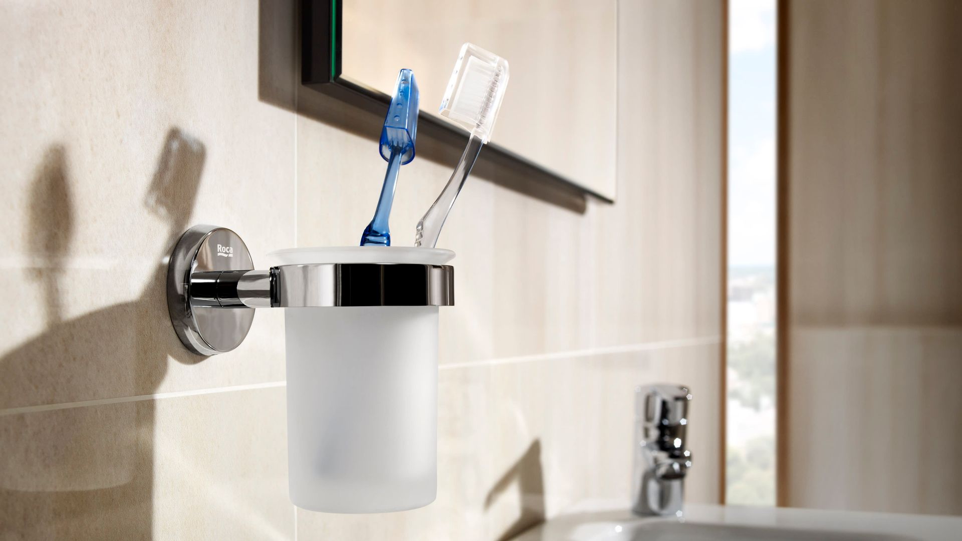 Baño con portacepillos en la pared de cristal con el marco de aluminio 