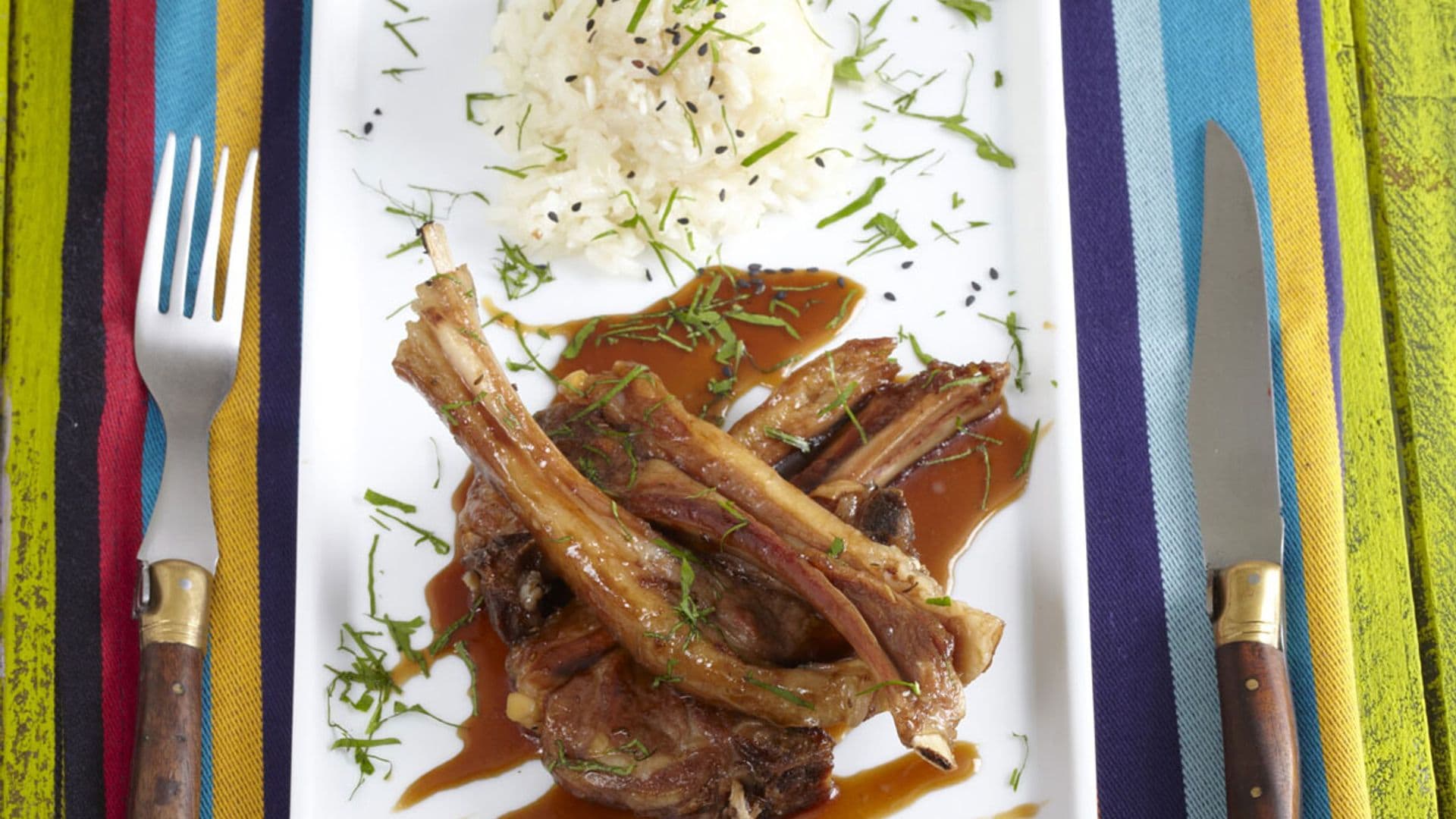 Chuletas de cordero con reducción de panela y arroz blanco