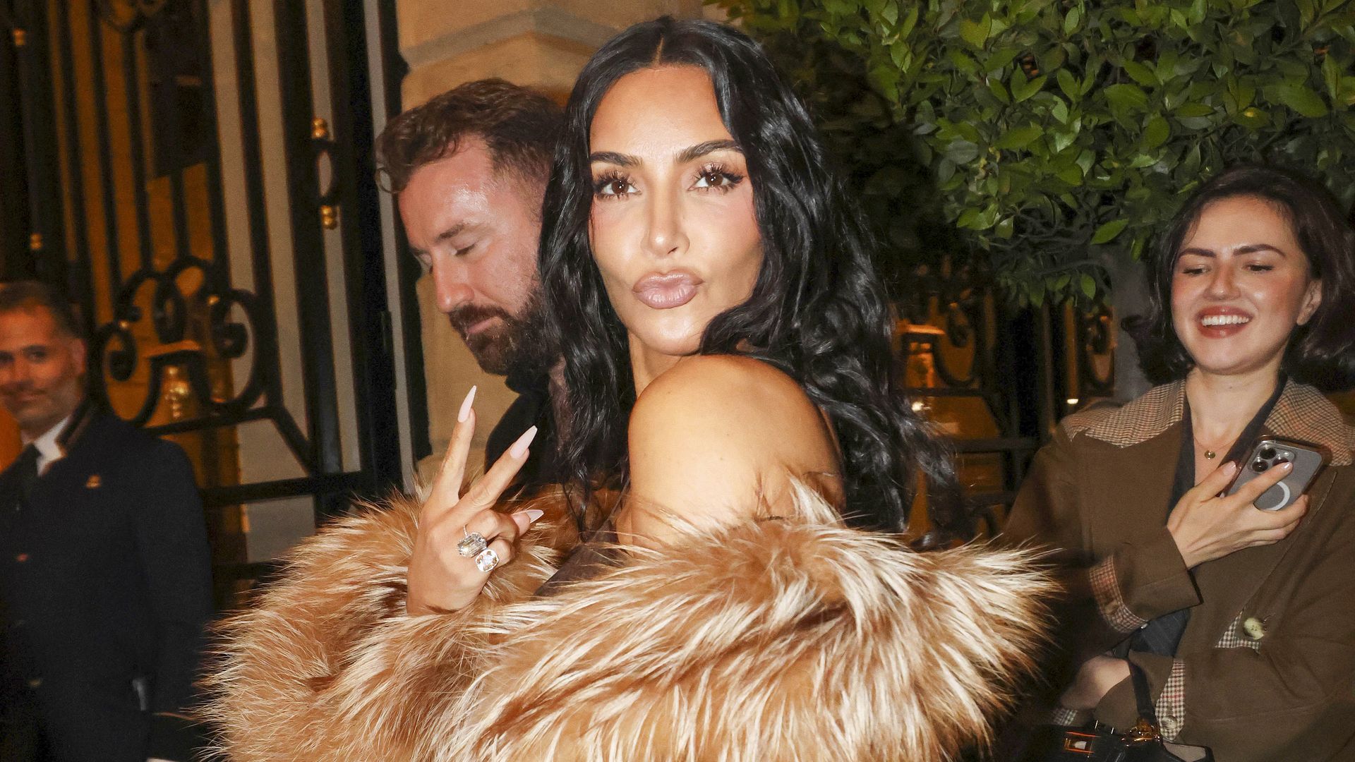 La estética 'mob wife' está de regreso: así la llevó Kim Kardashian por París