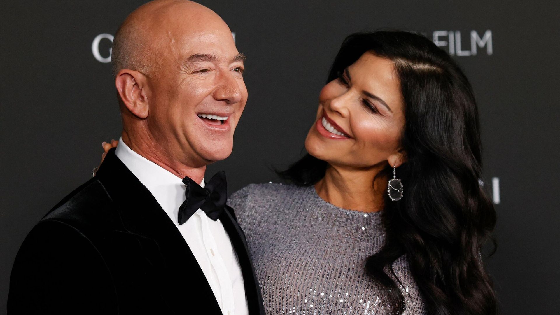 Lauren Sánchez honra a Jeff Bezos con una lujosa bolsa cubierta en cristales