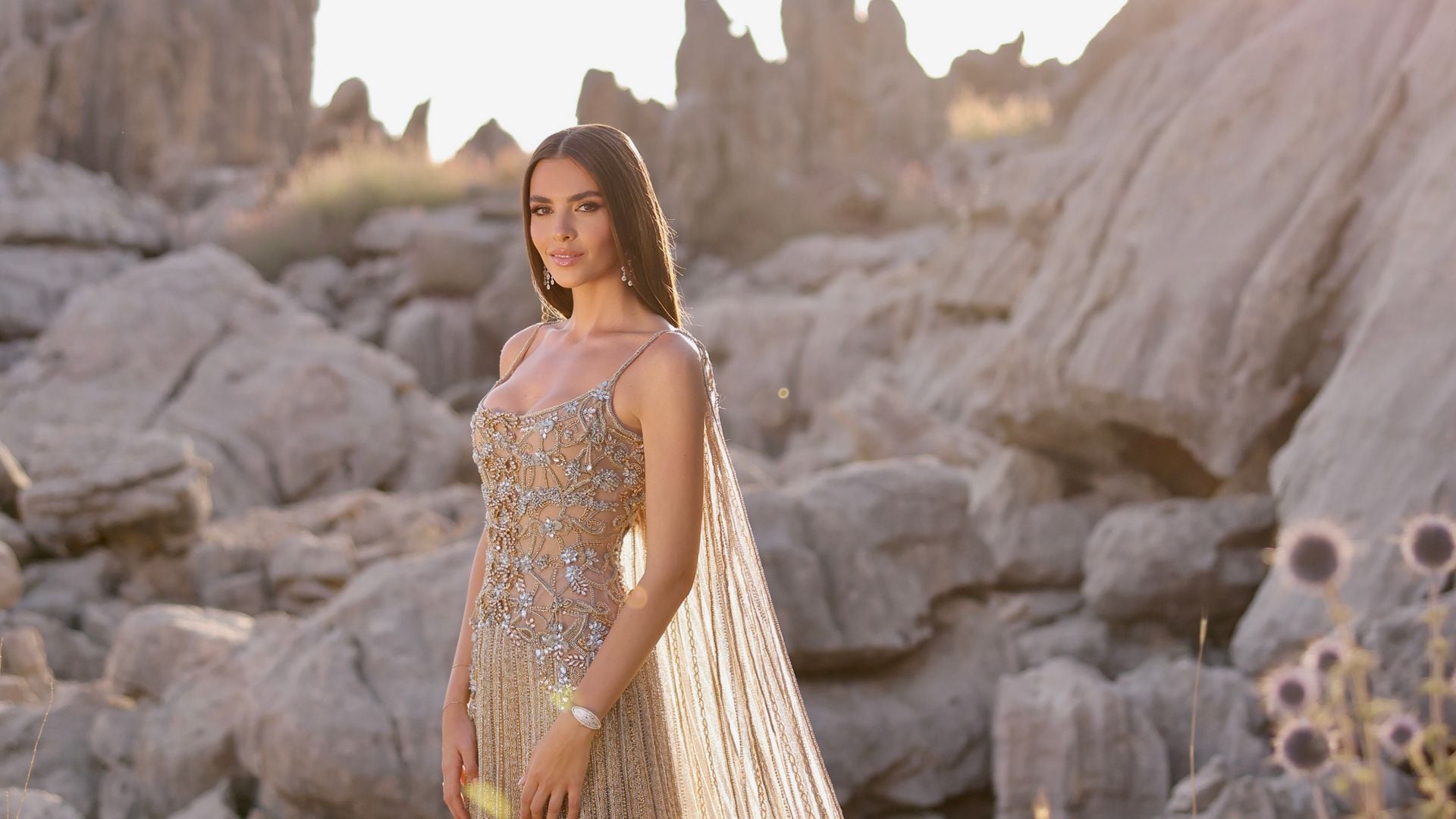 De color rosa arena, con miles de cristales bordados y capa: los detalles del look de preboda de la nuera de Elie Saab
