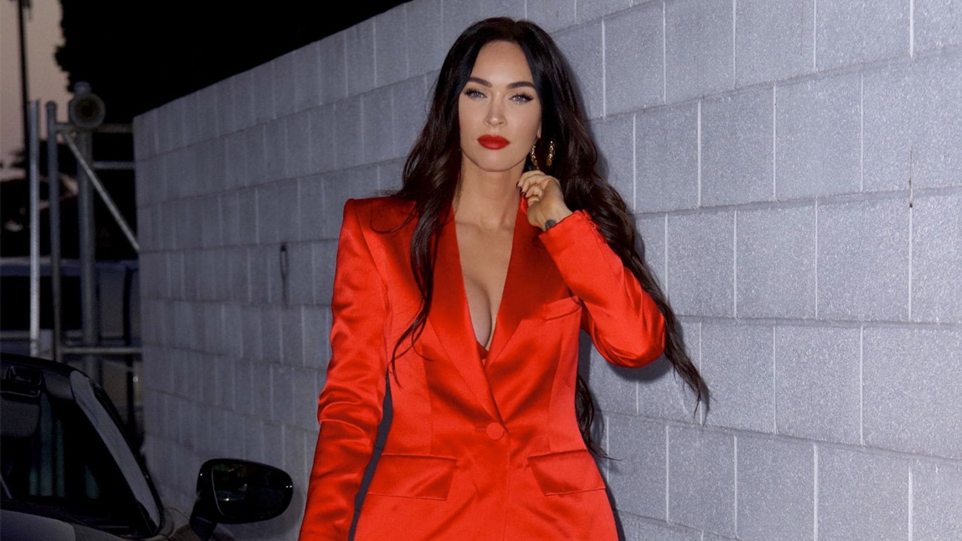 ¡Vuelve el 'power suit'! La razón por la que Megan Fox eligió un traje rojo en su cita de cumpleaños