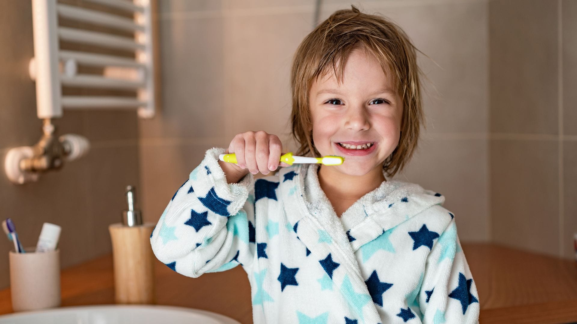 Niño se lava los dientes