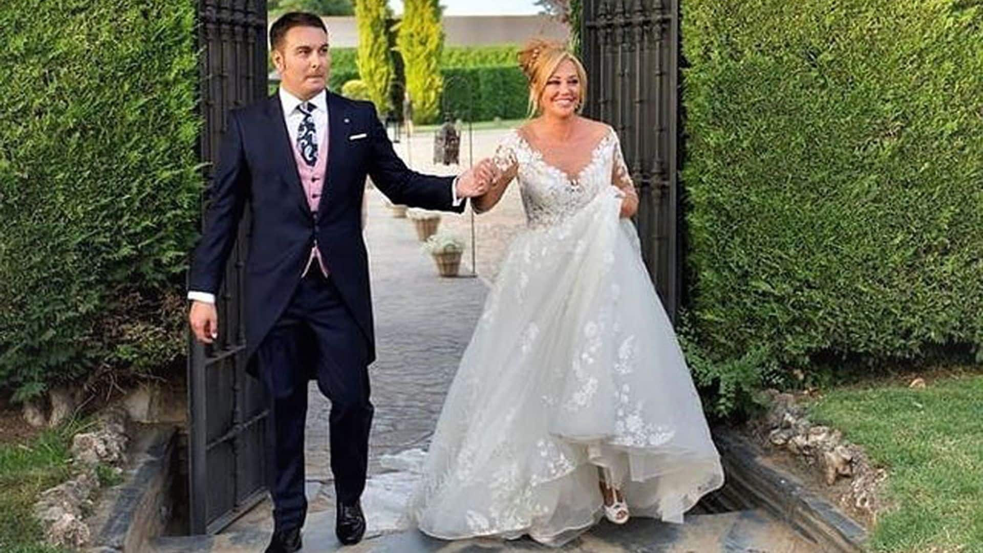 ¡Fotografías nunca vistas! Belén Esteban enseña su álbum de boda para celebrar su segundo aniversario