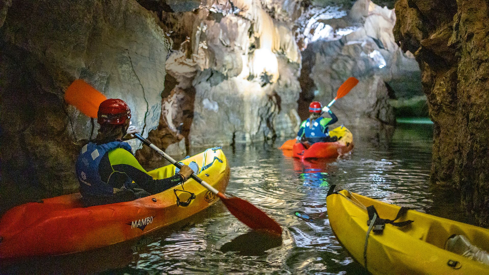 El río subterráneo más largo de Europa está en Castellón y puedes hacer kayak en él