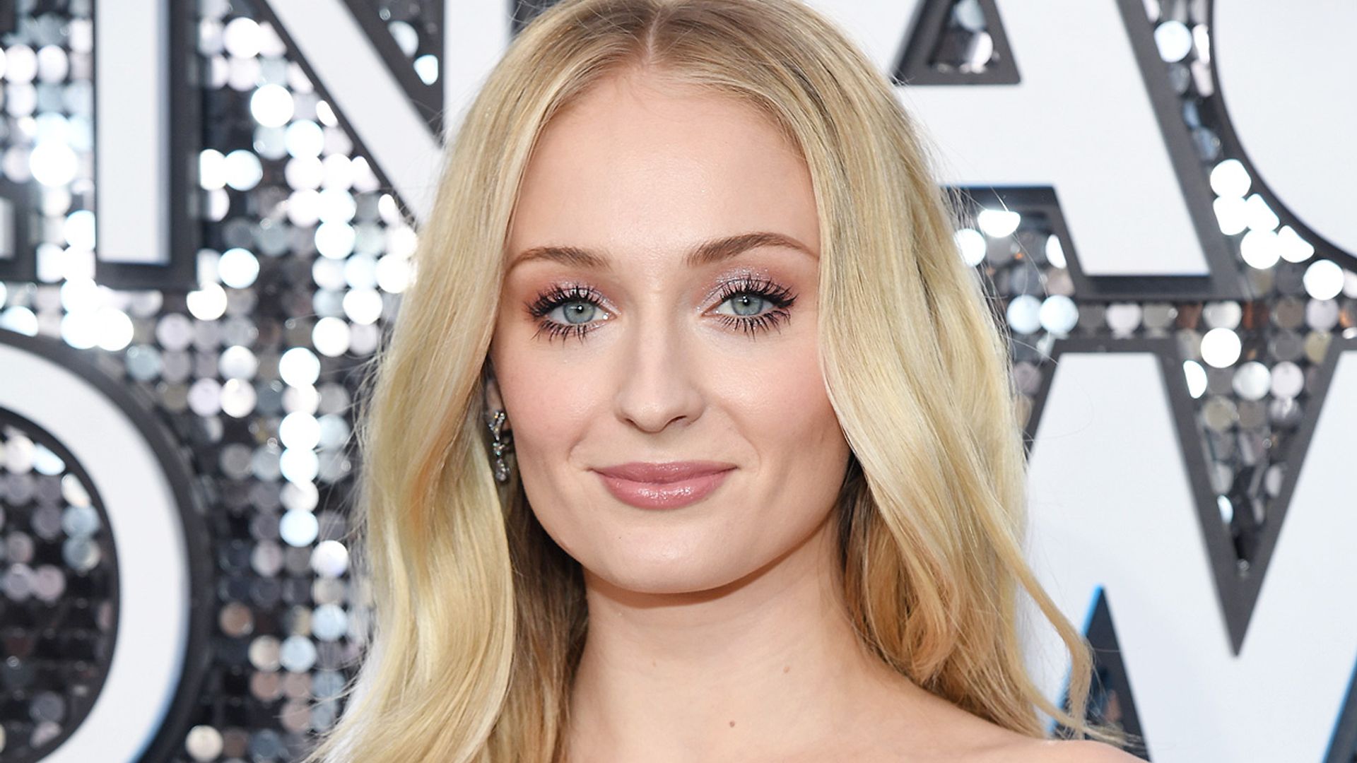 Revelado el truco de la maquilladora de Sophie Turner en su 'look Barbie'
