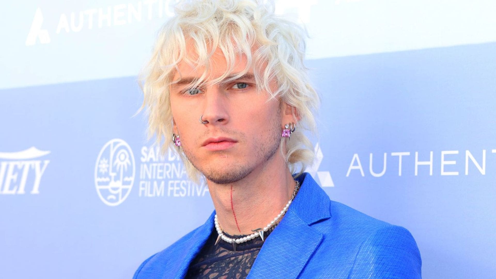 Machine Gun Kelly presenta ‘Taurus’ con la extraña ausencia de su novia y protagonista de la cinta, Megan Fox