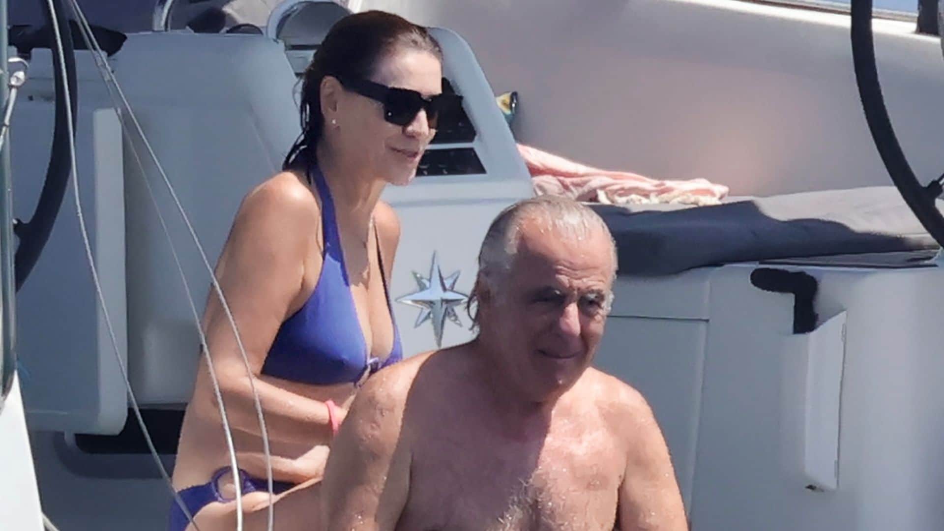 María Dolores de Cospedal y Fernando Portillo navegando en yate