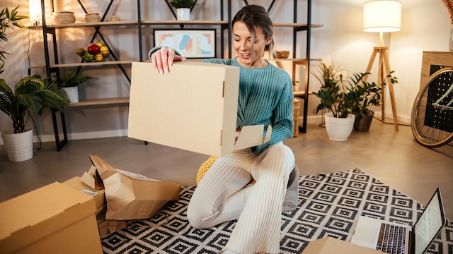 Una mujer joven abriendo una caja