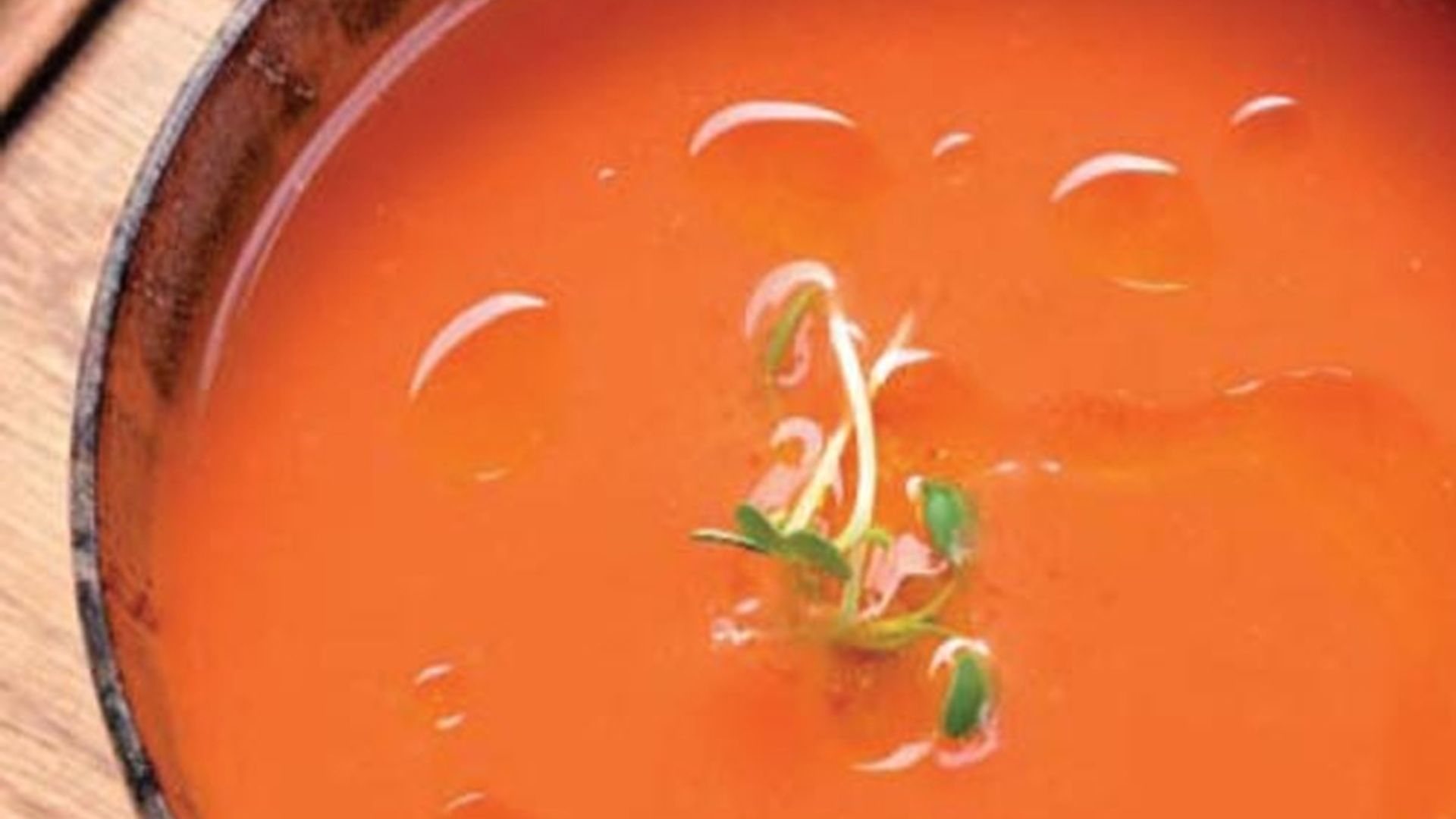 Gazpacho de melocotón con ‘pa-amb-tomàquet’ y jamón