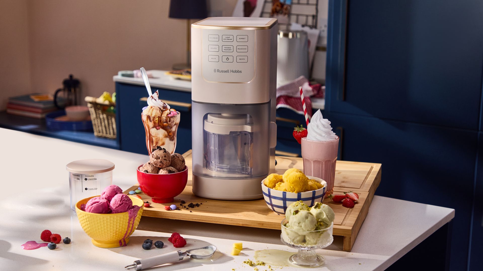 La heladera de Russell Hobbs en la encimera con helados y batidos.