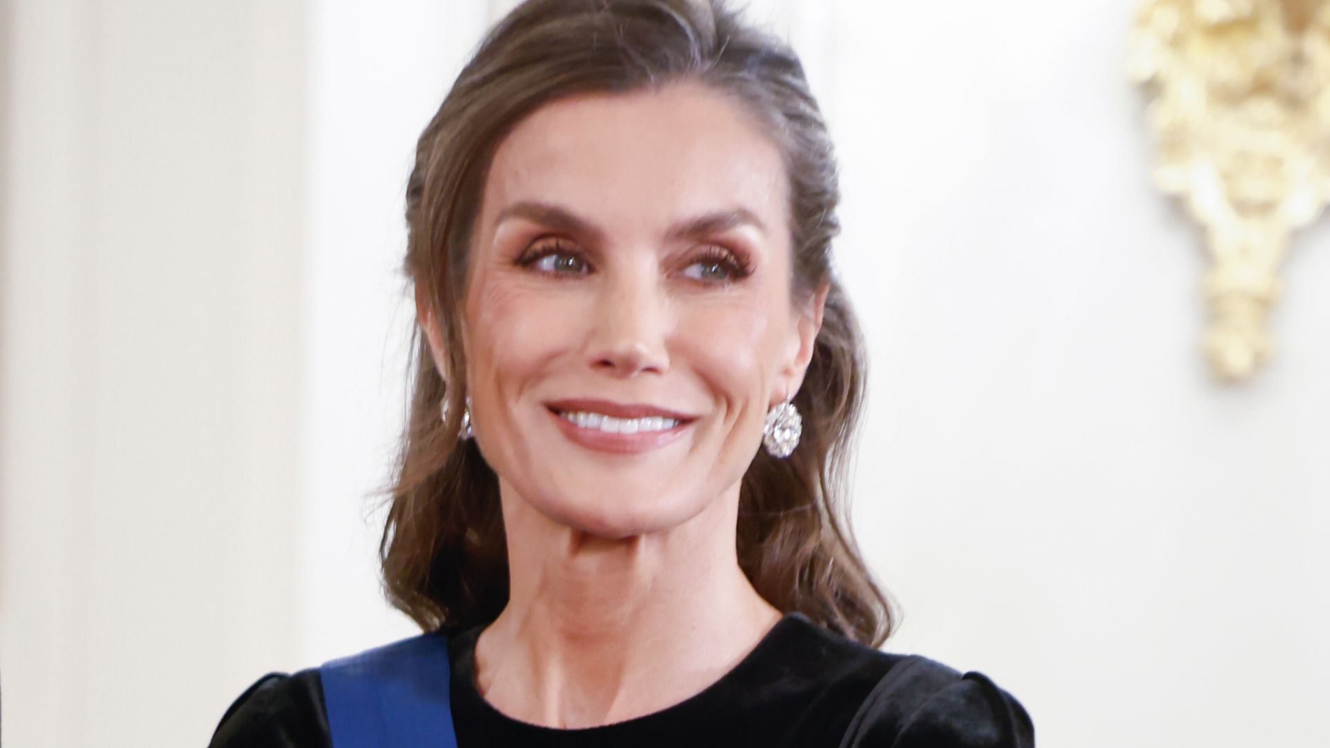 La reina Letizia, imponente en el banquete de Helsinki: recicla un entallado vestido de terciopelo negro y brilla con joyas históricas
