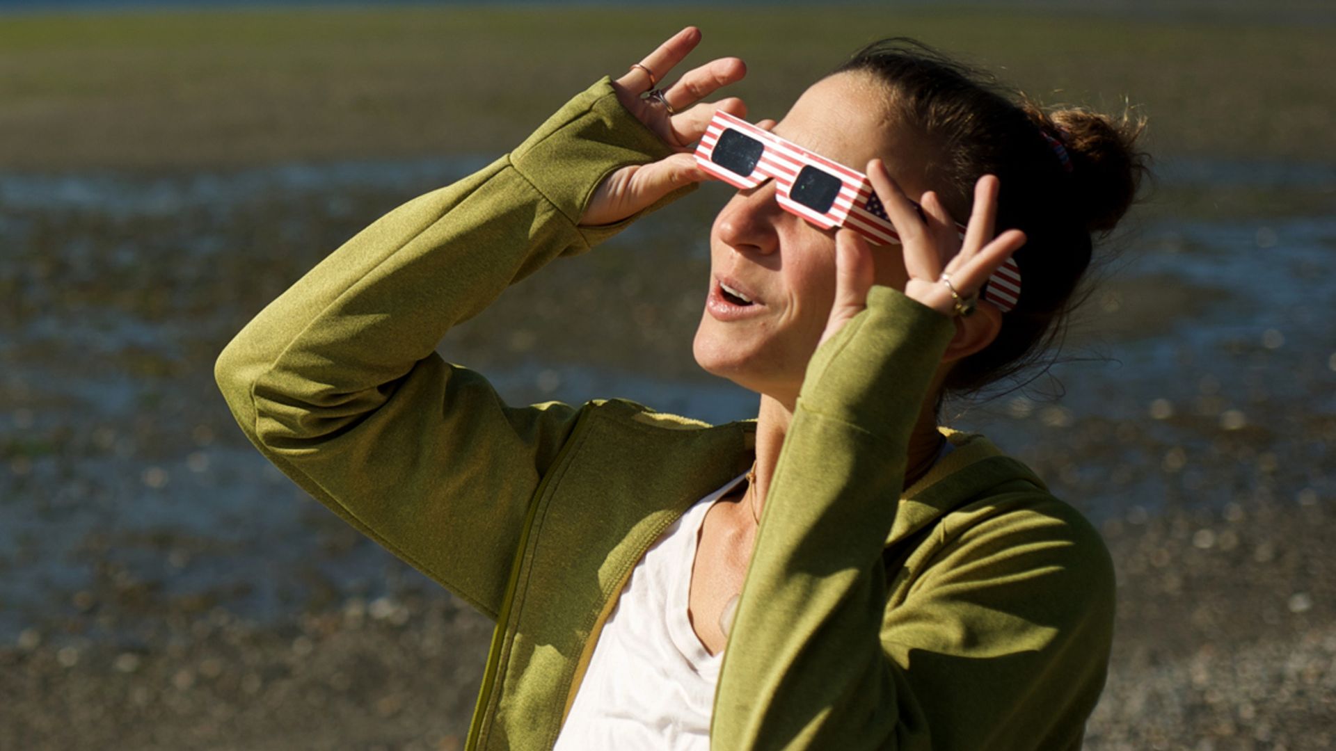 Mujer llevando gafas homologadas para mirar el eclipse