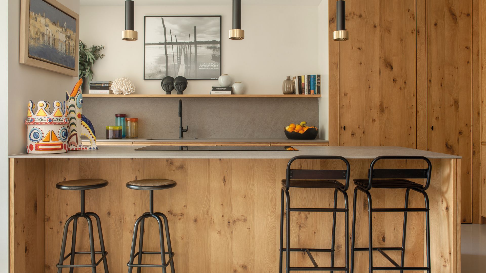Cocina con estantes diseñada por Luzio Studio