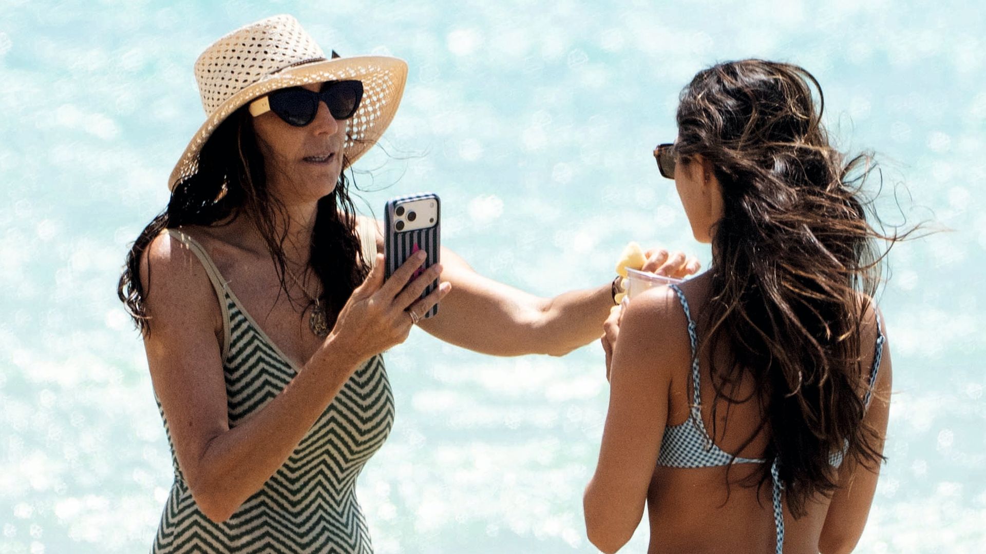 Paz Padilla y su hija, Anna, se hacen un selfi a la orilla del mar como recuerdo del último verano de soltera de la 'influencer'