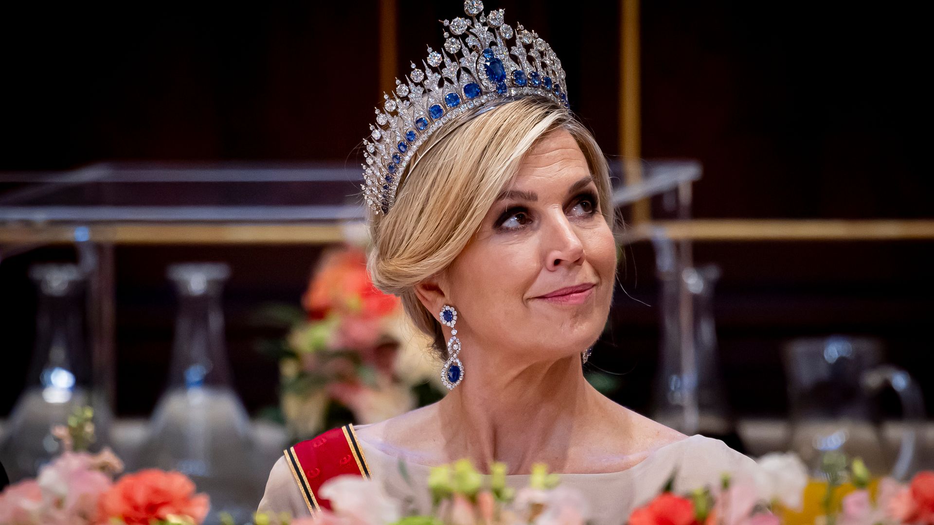 Máxima de Holanda deja brillar a Amalia sin renunciar a su estilo: impecable con un romántico vestido bordado de hace 11 años y joyas de zafiros