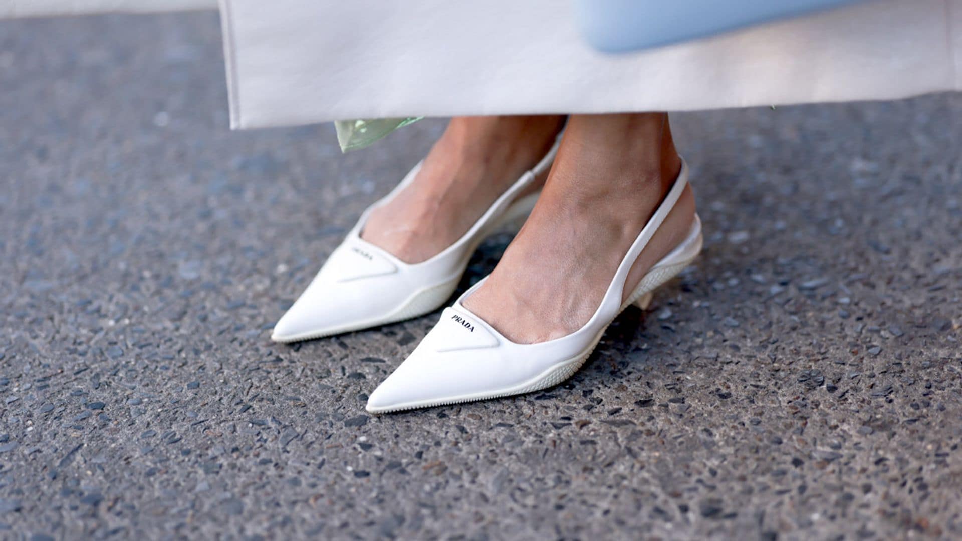 De las botas a las bailarinas: nuestra estilista ficha el mejor calzado blanco