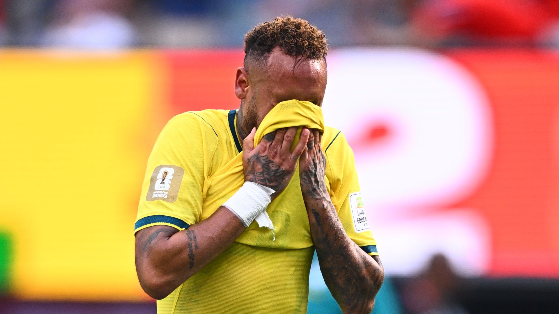 Neymar llora desconsolado tras decir adiós al Mundial con Brasil