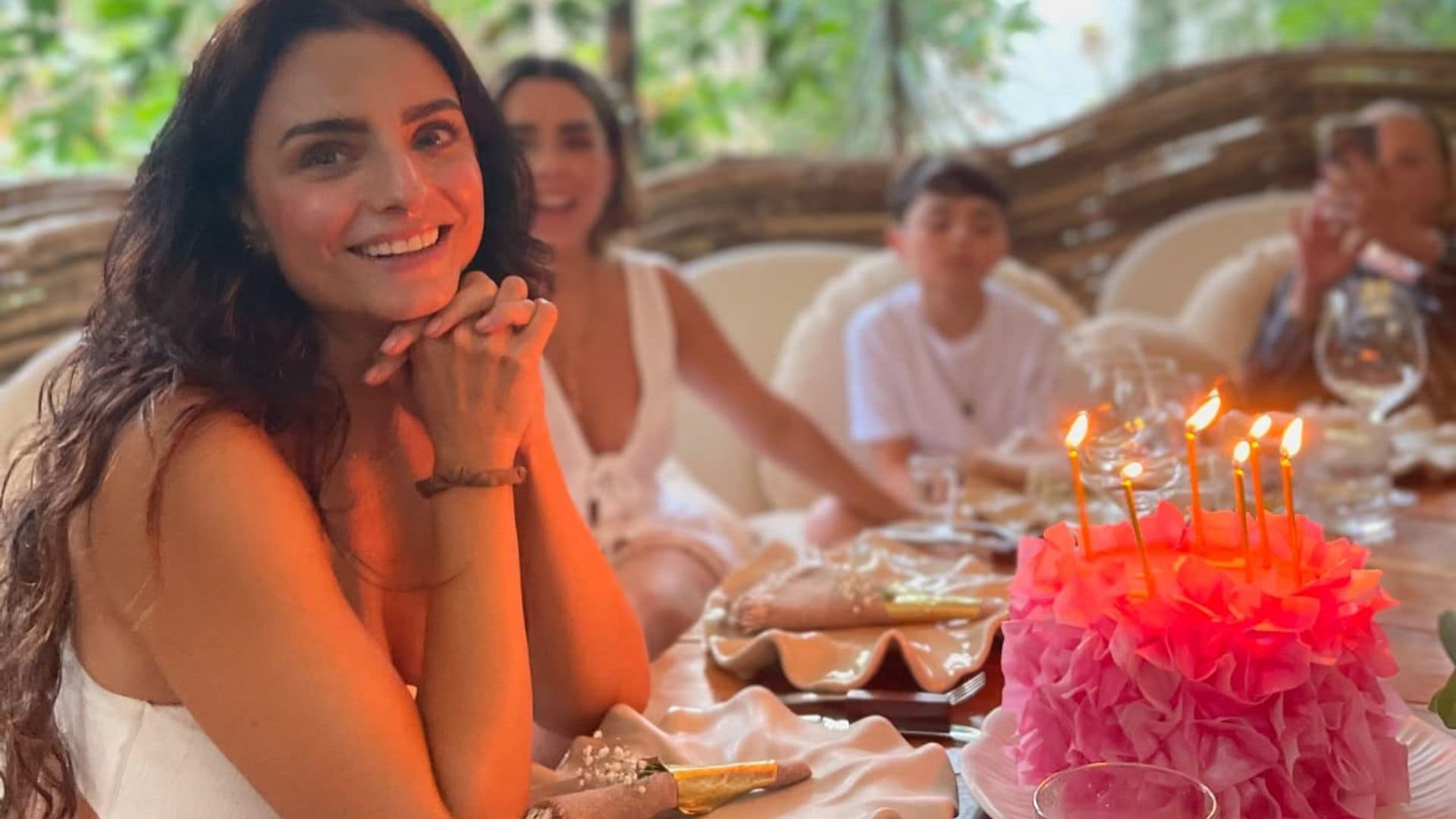 En la playa y rodeada de amor, Aislinn Derbez comparte vistazos de su íntima celebración de cumpleaños