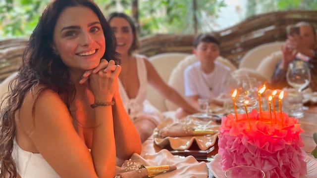 Aislinn Derbez apagó las velitas de su pastel