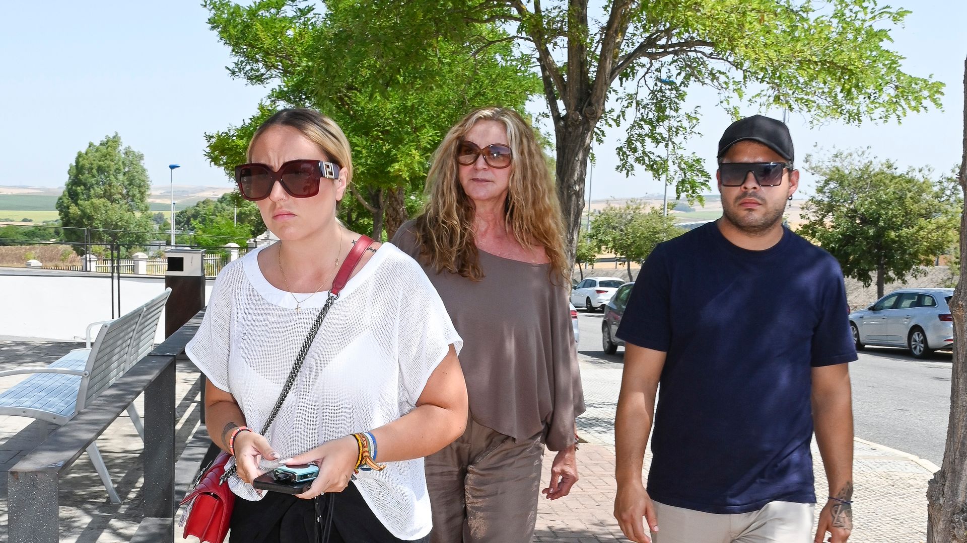 Rocío Flores arropa a José Fernando y Gloria Camila en el tanatorio: "Era una persona muy joven"