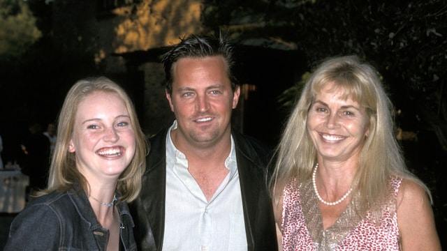Plano medio de Matthew Perry con su hermana Emily y su madre Suzanne