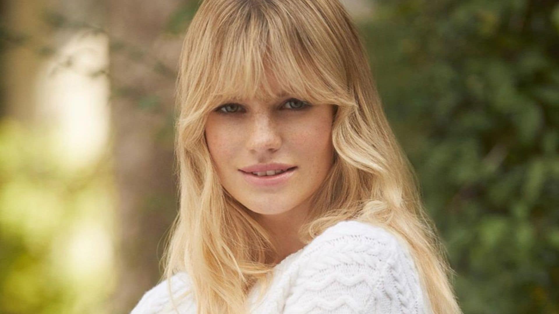 Las mujeres con el rubio más bonito y brillante se lavan el pelo así