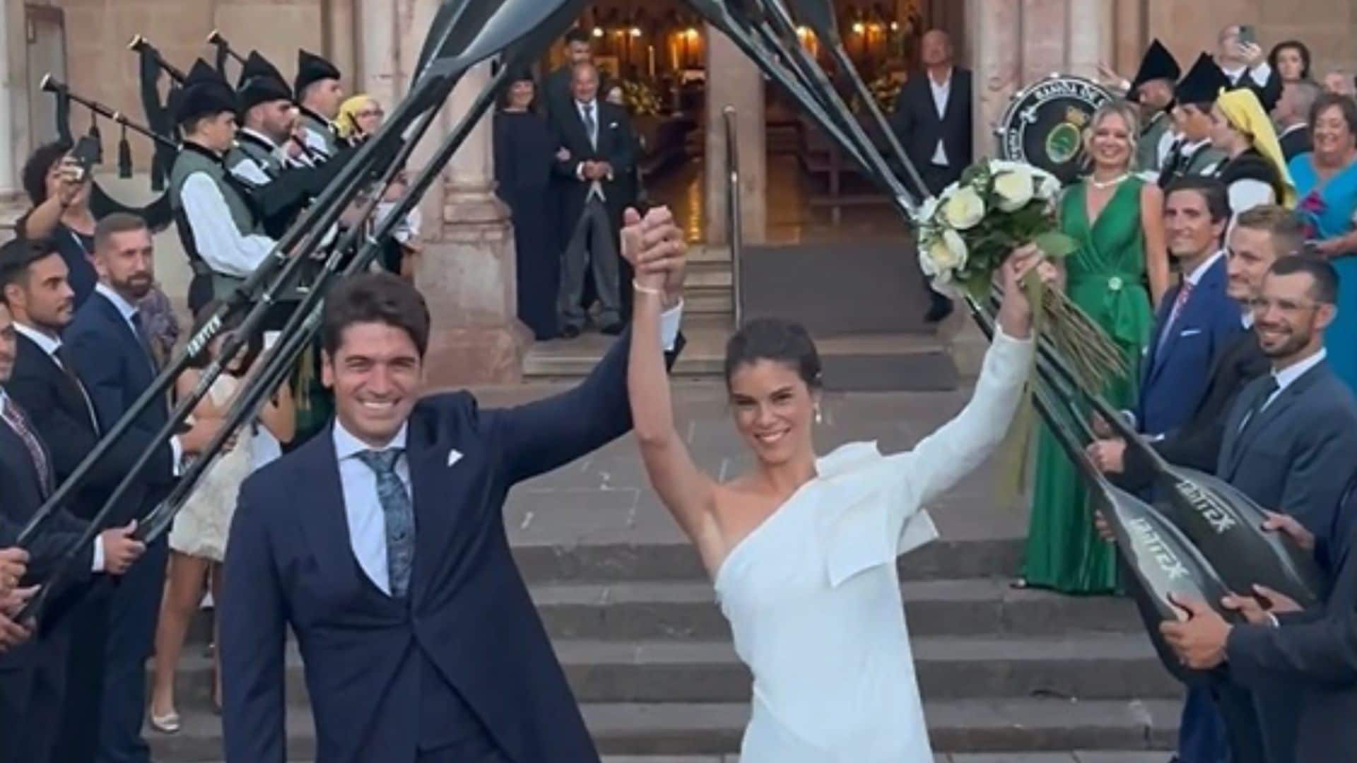 El piragüista Javier Hernanz y la modelo Paula Mocca se dan el 'sí, quiero' en una boda olímpica con pasillo de remos