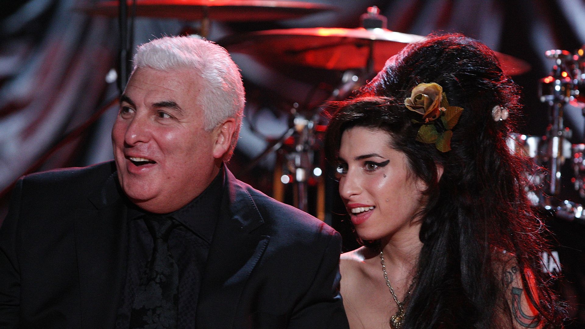 Amy y su padre esperando noticias de las nominaciones de los Grammy en Londres en el año 2008