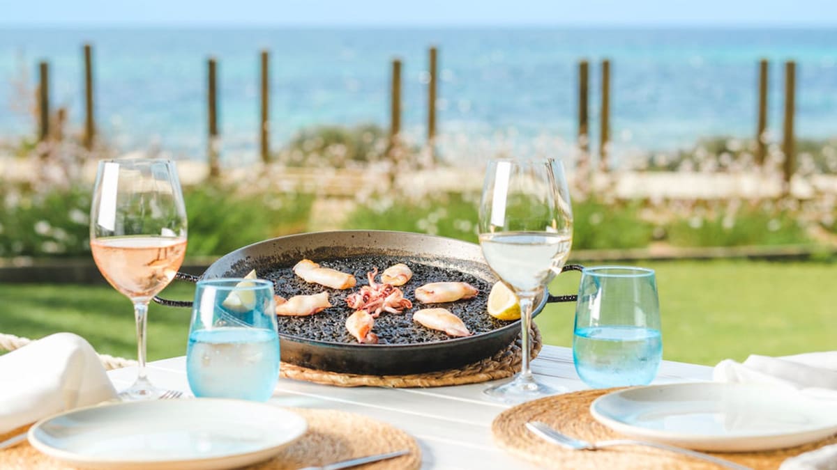 Los 12 mejores  beach clubs  de las islas para comer bien y despedir el verano