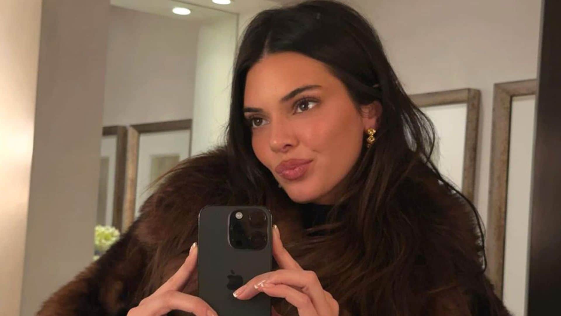 Kendall Jenner conquista Aspen con un exclusivo abrigo de pelo inspirado en la estética 'Old Money'