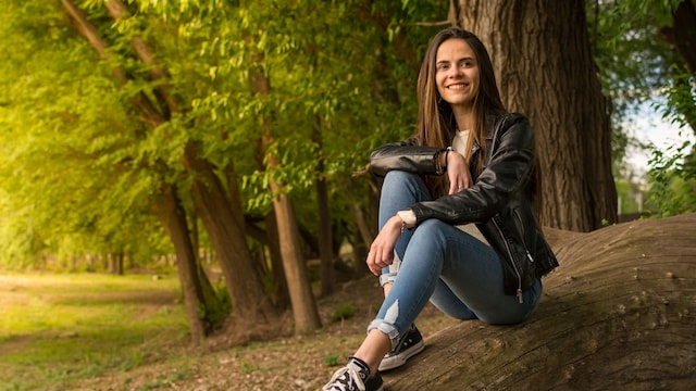 mujer tranquila y relajada en el campo