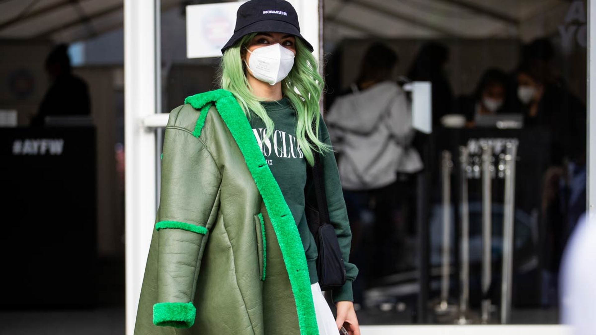 mujer abrigo verde