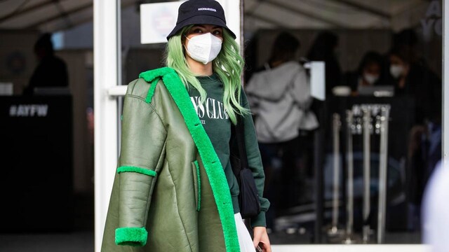 mujer abrigo verde