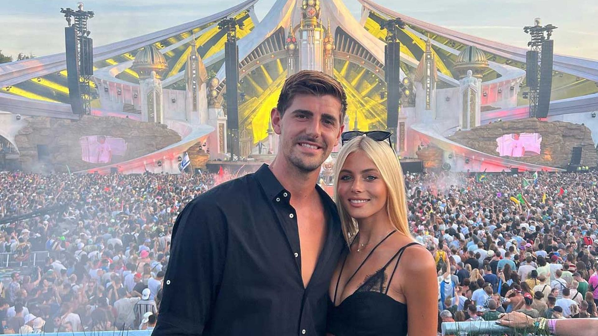 ¡Entre besos y fuegos artificiales! Courtois y Mishel Gerzig se lo pasan en grande en el Tomorrowland