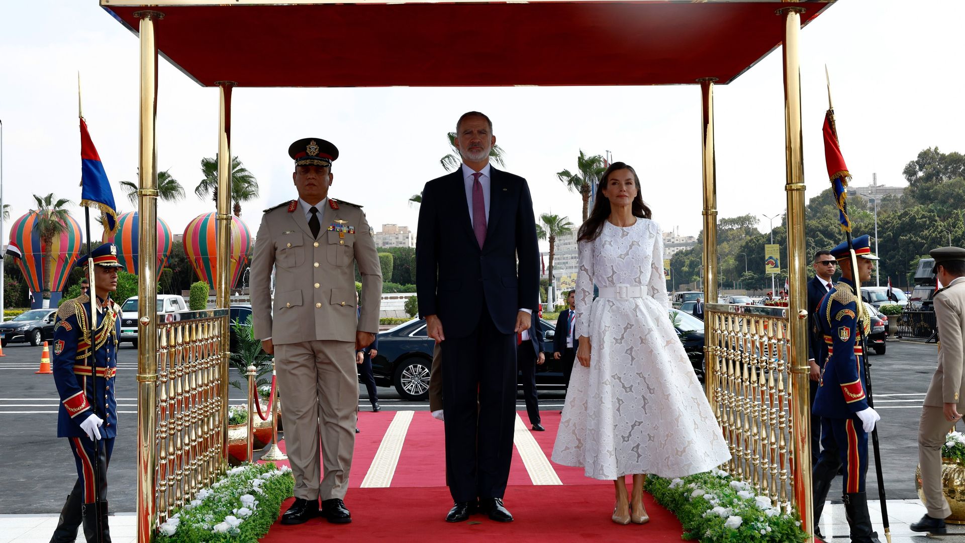 Los Reyes han participado en la ofrenda floral ante el Monumento al Soldado Desconocido y la tumba del presidente Sadat en El Cairo
