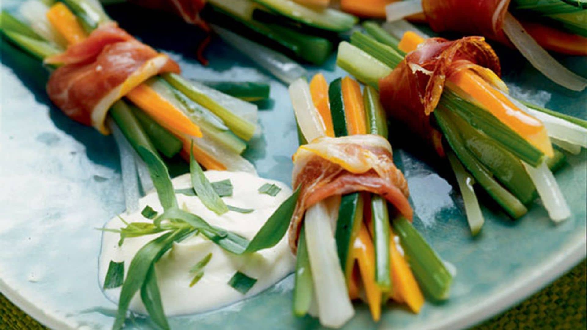 Paquetitos de verduras y jamón con salsa de estragón