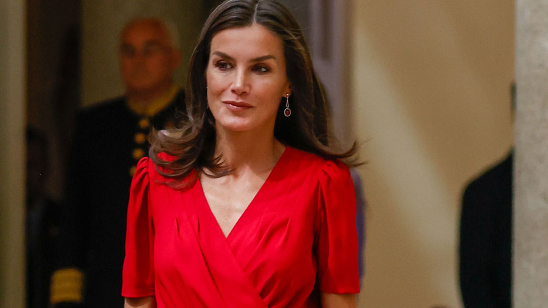 Modelos, actrices, 'influencers'... Todas visten de 'rojo Letizia' en las grandes citas del verano